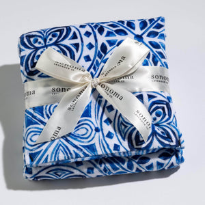 Indulge in a soothing at-home spa experience with our multi-use Ocean Aire scented Spa Heat Wrap. Filled with a relaxing  ocean inspired scent and heat-retaining flaxseed, it melts away tension, eases sore muscles, and promotes deep relaxation.